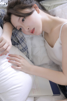 《瞒着丈夫说在公司加班》